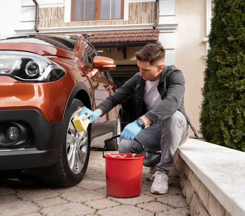Lavage auto à domicile Ventenac-en-Minervois : professionnel intervenant sur un véhicule